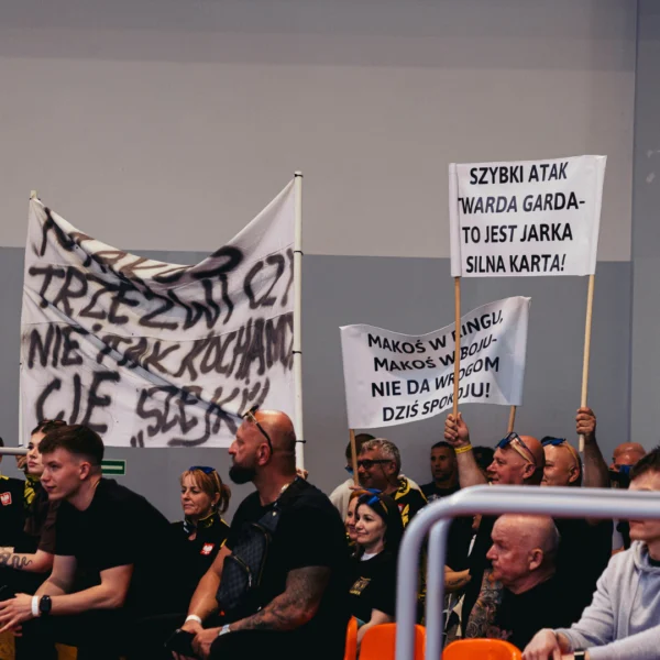 Kibice podczas gali Walki Białych Kołnierzyków we Włocławku * Publiczność dopingująca zawodników podczas gali bokserskiej Włocławek * Emocje kibiców podczas wydarzenia bokserskiego we Włocławku * Gala boksu amatorskiego Walki Białych Kołnierzyków Włocławek * Widownia podczas gali bokserskiej Walki Białych Kołnierzyków