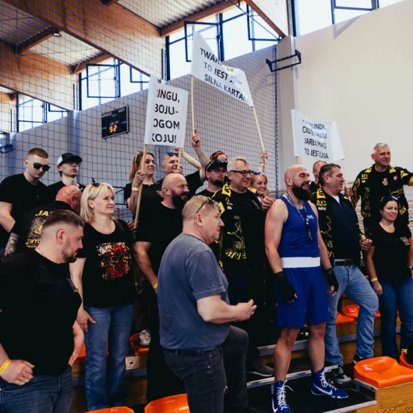 Kibice podczas gali Walki Białych Kołnierzyków we Włocławku * Publiczność dopingująca zawodników podczas gali bokserskiej Włocławek * Emocje kibiców podczas wydarzenia bokserskiego we Włocławku * Gala boksu amatorskiego Walki Białych Kołnierzyków Włocławek * Widownia podczas gali bokserskiej Walki Białych Kołnierzyków