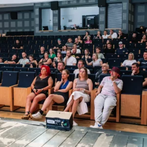 Kibice oglądający walki podczas gali bokserskiej Walk Białych Kołnierzyków